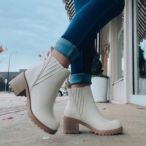 NEW IN BOX - Wisely Lug Sole Chelsea Boot - Bone - Size 6.5 $22 OBO